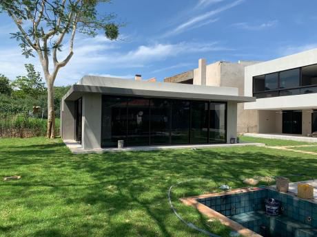 Se Vende Casa De 4 Dormitorios En Suite, En Zona Yacht Y Golf Club