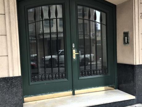Edificio De Estilo, Muy Amplio, Impecable Gge X 2