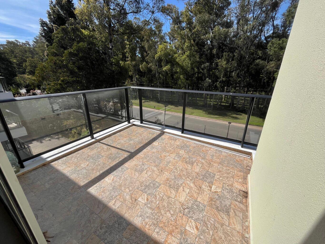 ALQUILER APTO BILÚ CARRASCO- 2 DORM DÚPLEX TERRAZA PARRILLERO 2GGE · Foto 4
