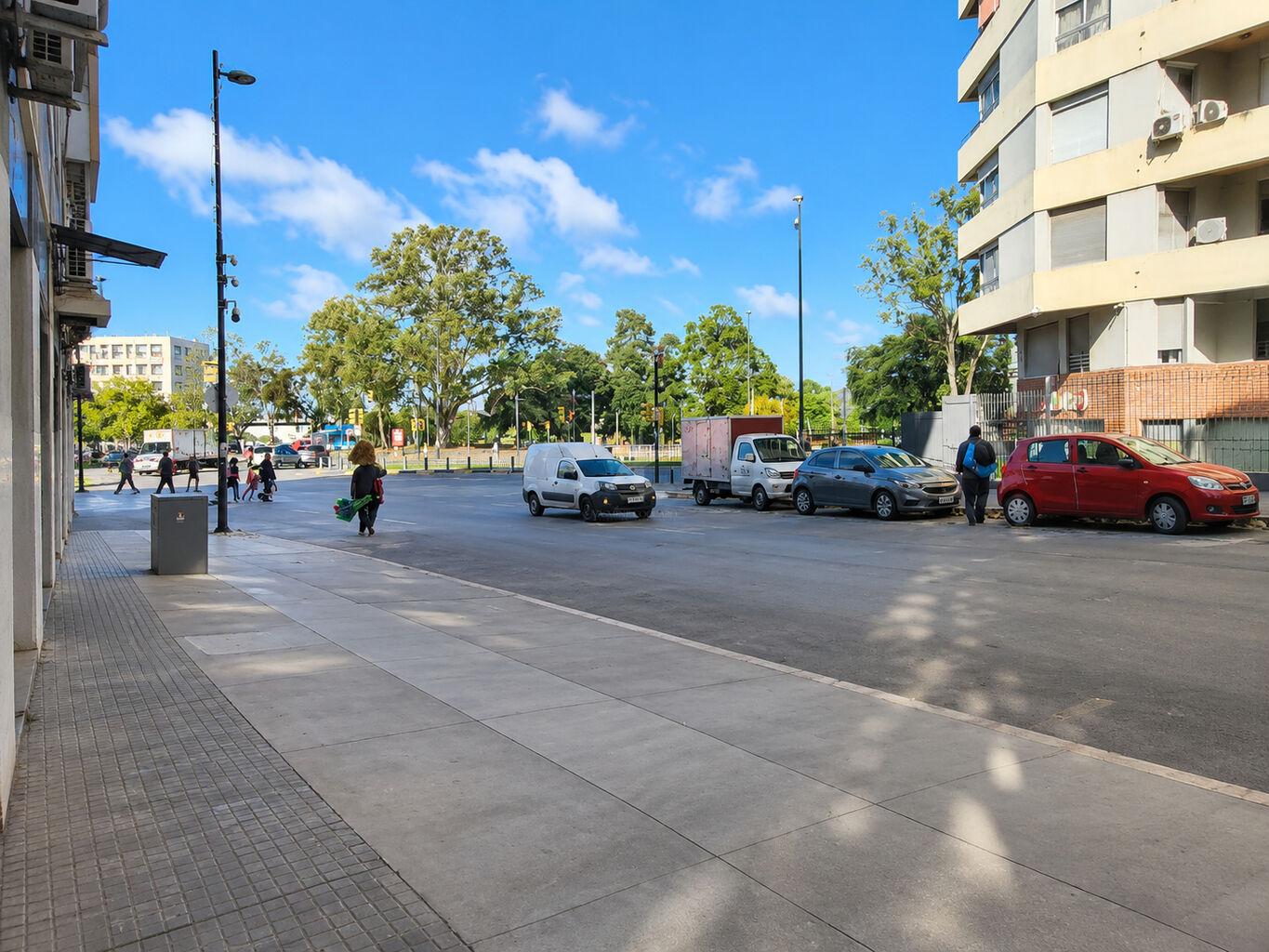 ALQUILER OFICINA PARQUE BATLLE 1 DORMITORIO Y PATIO