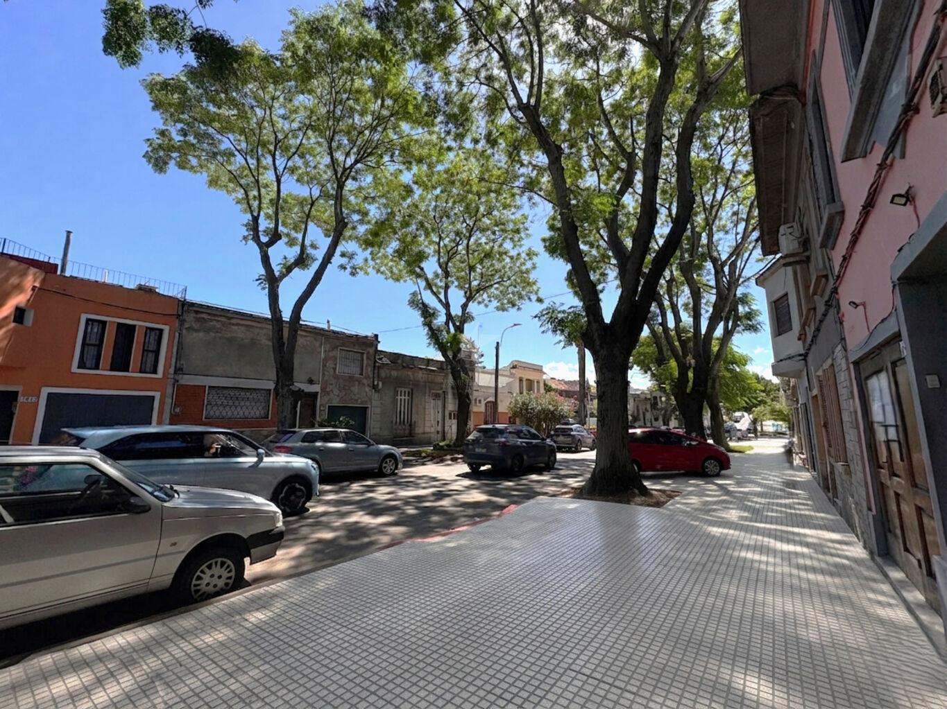 VENTA CASA POCITOS 2 DORM - SERVICIO - 2 BAÑOS - AZOTEA C/ PARRILLERO