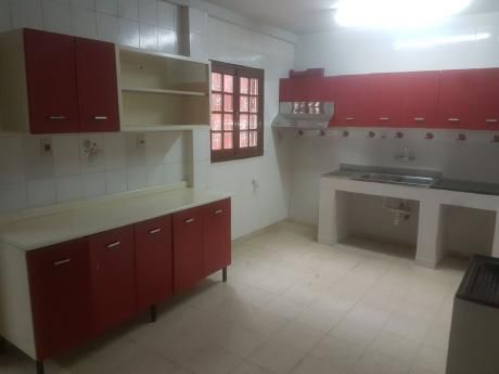 Alquilo Amplia Casa En Barrio Herrera Ideal Para Vivienda U Oficina.