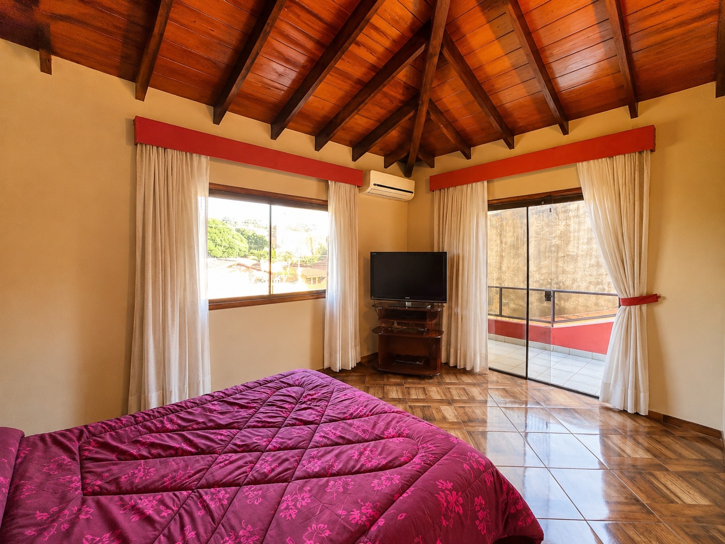 Hermosa residencia en una esquina — foto 2