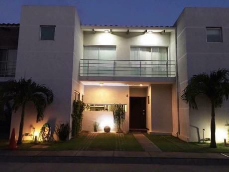 Casa En Venta En Condominio Cerrado Zona Oeste