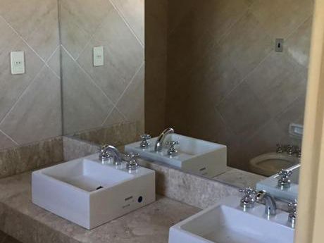 Vendo Casa A Estrenar A Pasos Del Shopping Del Sol!!
