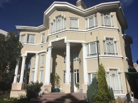 Hermosa Casa En Venta A Dos Cuadras De La 20 De Calacoto