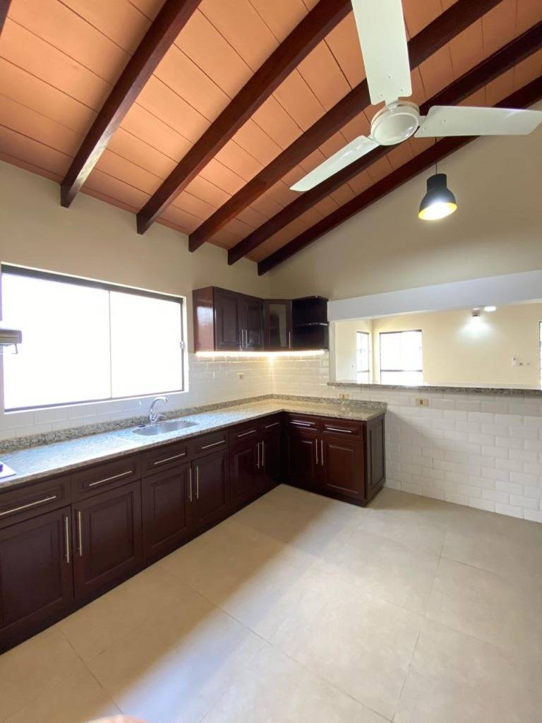 ALQUILO HERMOSA CASA EN FERNANDO DE LA MORA ZONA SUR — foto 3