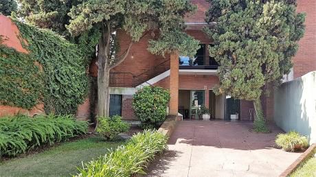 Agosto Vende Gran Residencia Prox. Al Parque 600 M2 Edificados, Fondo Y Jardin