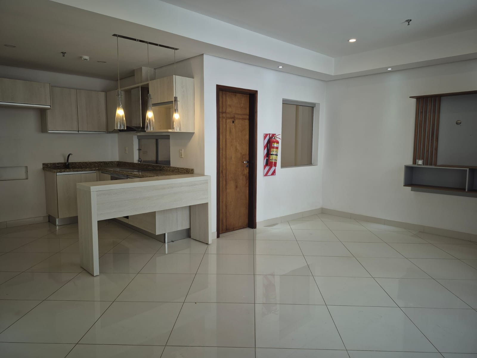Alquilo Departamento Amoblado de 2 dormitorio con Cochera Edificio Harmony — foto 2