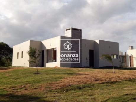 Casa En Venta A Estrenar, 2 Dormitorios, 2 Baños,punta Colorada, Piriápolis