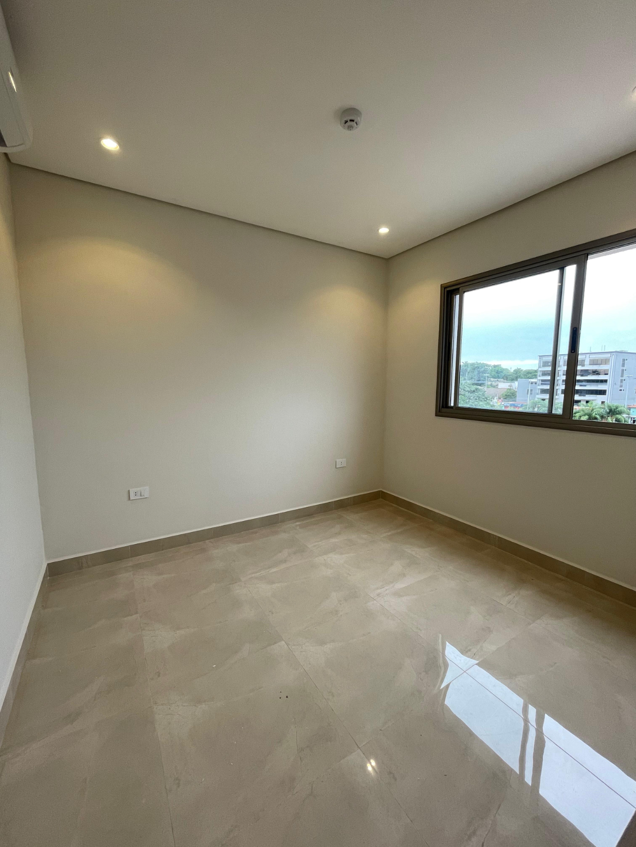 LUQUE, ZONA CONMEBOL EN ALQUILER DEPARTAMENTO DE 2 DORMITORIOS CON COCHERA. — foto 2