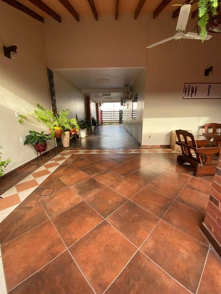EN ALQUILER HERMOSA RESIDENCIA A UNA CUADRA DE CACIQUE EN LAMBARE — foto 2