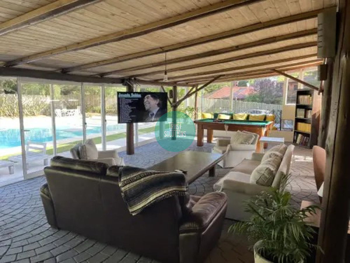 Venta y Alquiler Anual Casa 5D Lugano Punta con Piscina y Barbacoa