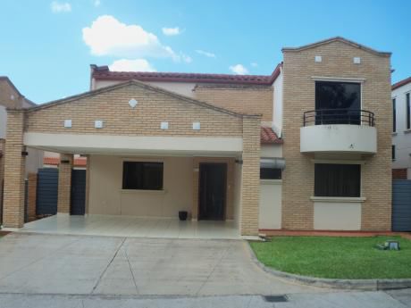 Elegante Residencia En Barrio Cerrado Zona Confederacion Sudamericana