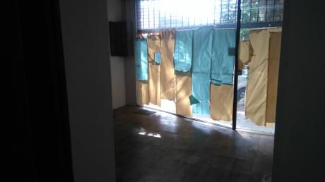 Local Comercial Con Vidriera Sobre Avenida 60m2