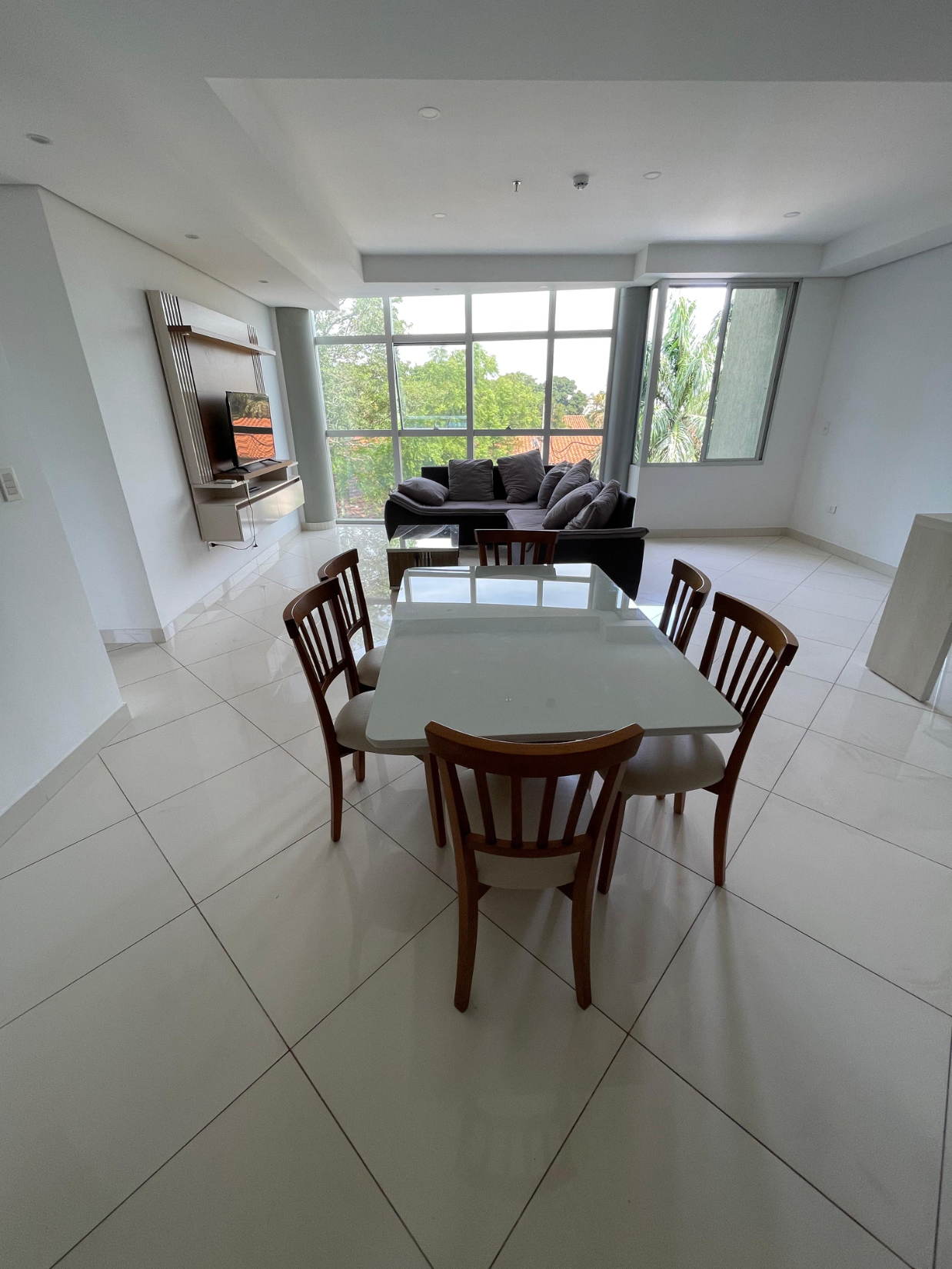 VILLAMORRA, EN ALQUILER DEPTO AMOBLADO DE 2 HABITACIONES EN SUITE, CON COCHERA — foto 3