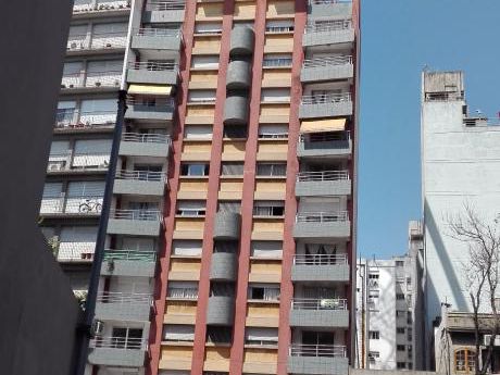 A Pasos De 18 De Julio