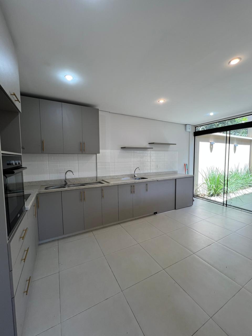 EN VENTA DÚPLEX A ESTRENAR EN LUQUE — foto 3