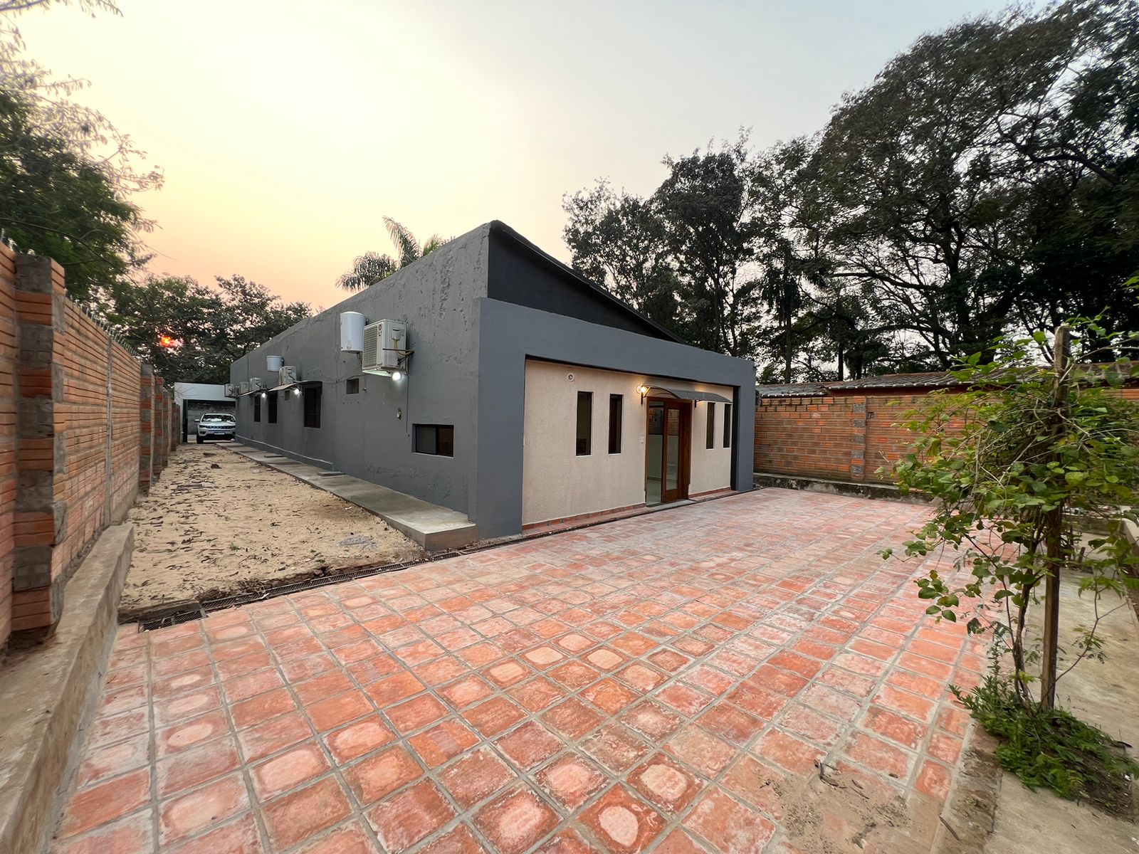 ALQUILO AMPLIA CASA EN LUQUE TOTALMENTE REMODELADA — foto 2