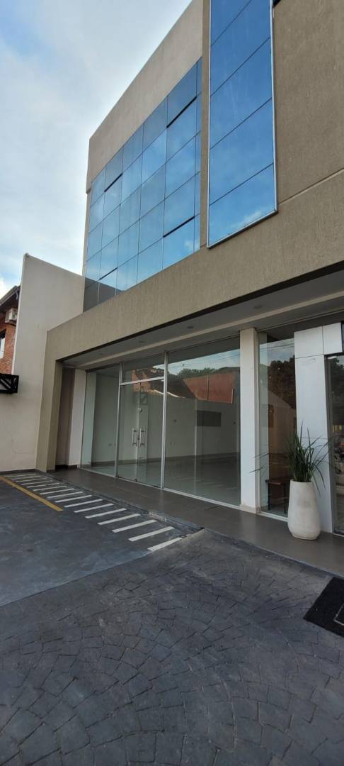 ALQUILO GRAN LOCAL COMERCIAL EN EL CENTRO DE LUQUE — foto 2