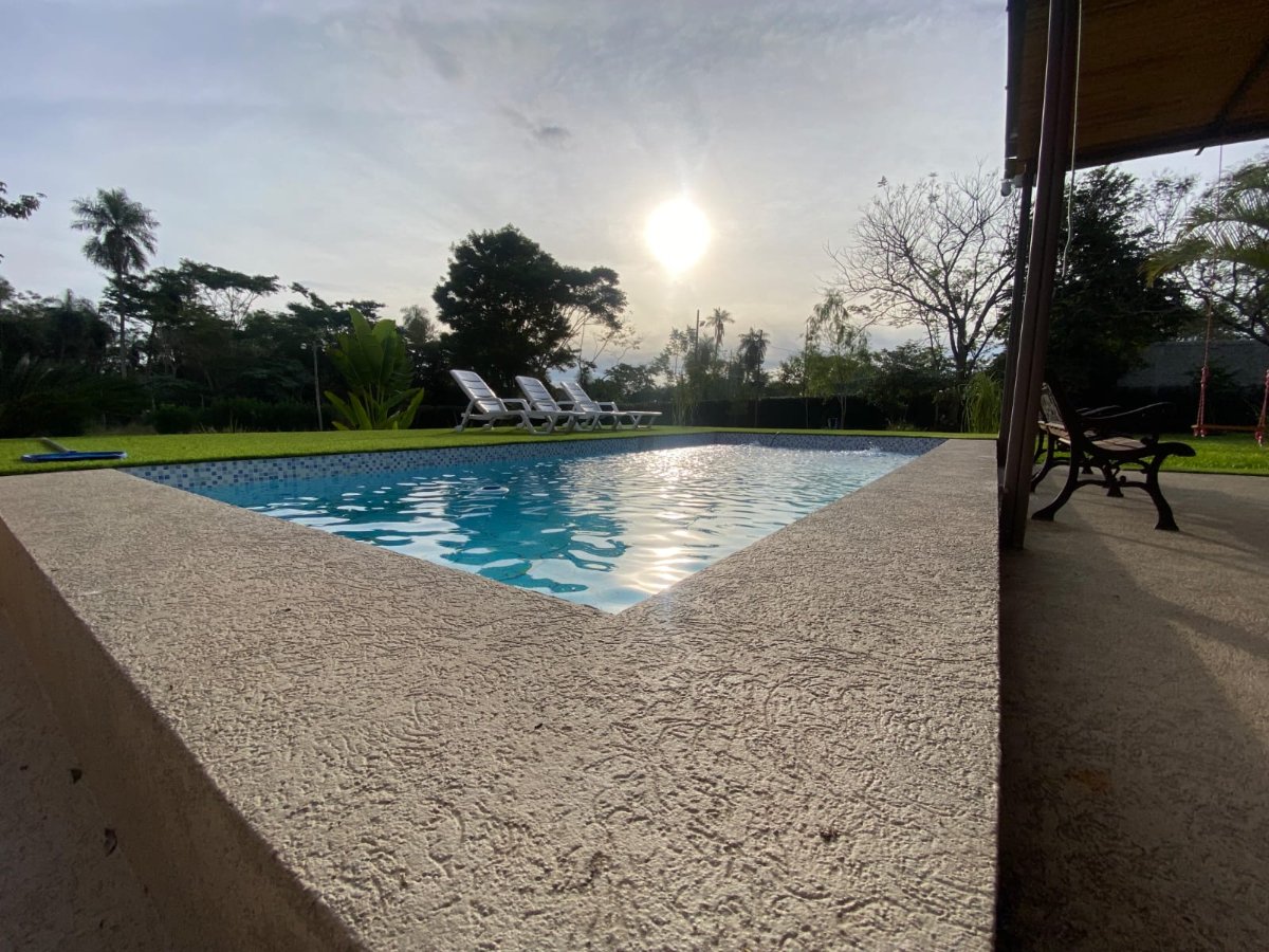 VENDO CASA DE 5 DORMITORIOS EN YPACARAI LIMITE CON SAN BERNARDINO — foto 2