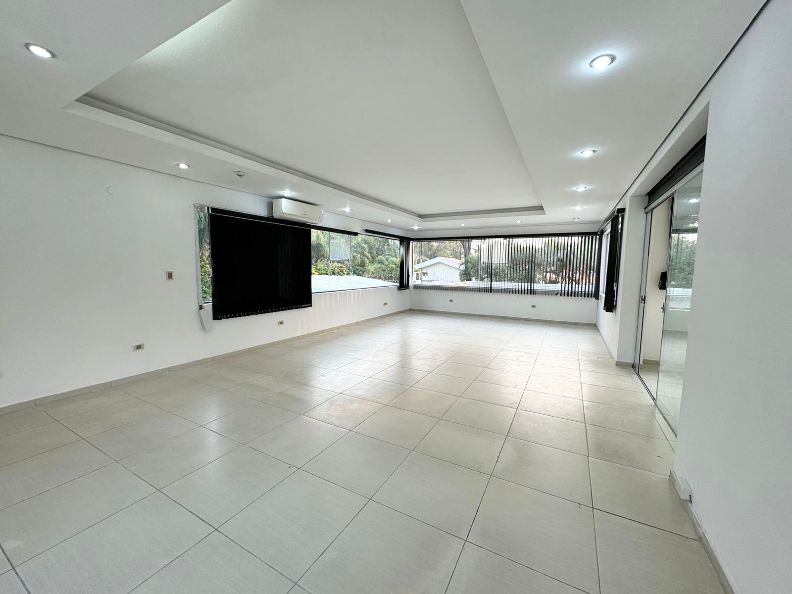 Alquilo Local comercial zona Carmelitas — foto 3