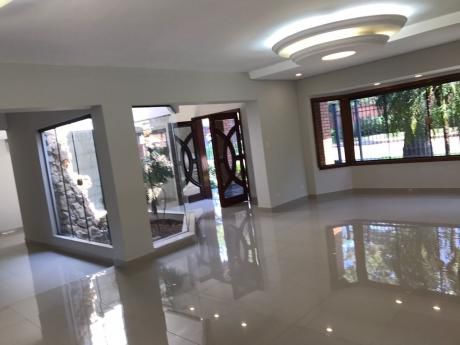 Tierra Inmobiliaria - Magnífica Residencia En Excelente Zona! Barrio Mme Lynch