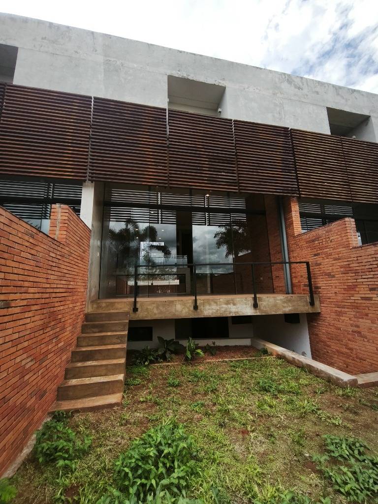 "Dúplex Moderno y Espacioso: Tu Nuevo Hogar Familiar en Luque" — foto 2
