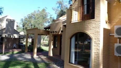 Muy Simpática Y Funcional, Casa Para 10 Personas En Solanas Village.