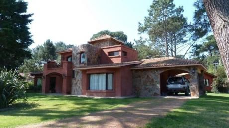 Preciosa Casa En Zona De Bosque Pileta Y Amplio Jardín.