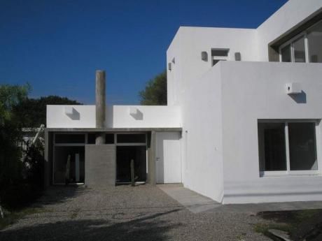 Casa Racionalista En Manantiales A Tres Cuadras Del Mar