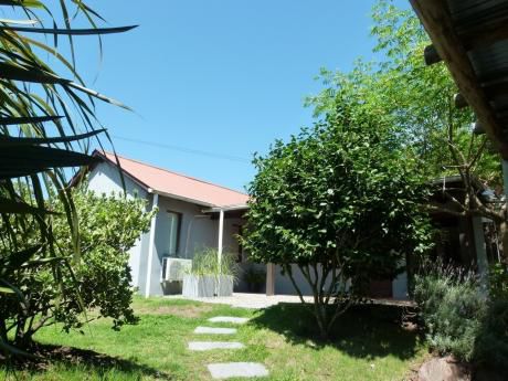 Casa En Venta En Barrio Pinares, Excelente Entorno Residencial Para Vivir Todo El Año.-