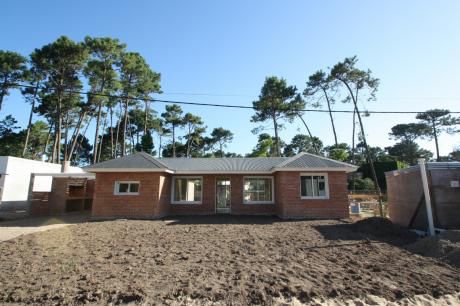 Casa En Venta A Estrenar En Barrio Pinares, Punta Del Este.