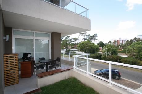 Departamento En Venta En Punta Del Este, A Dos Cuadras Del Mar !!