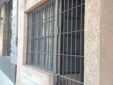 Buen Local Comercial Con Depósito Sobre Calle Maldonado