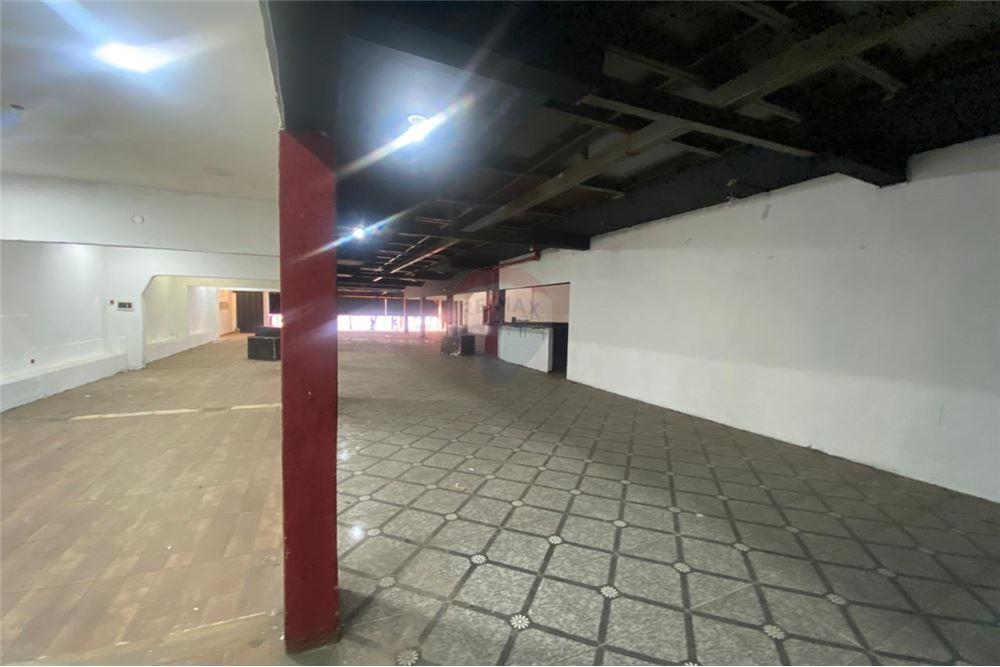 ALQUILO AMPLIO SALÓN COMERCIAL DE DOS PISOS   J.A. — foto 3
