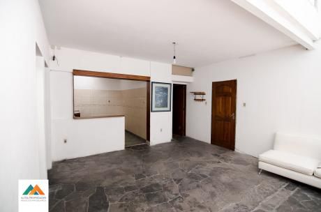 Apartamento Interior Con Acceso Mediante Corredor, Muy Luminoso Y Espacioso