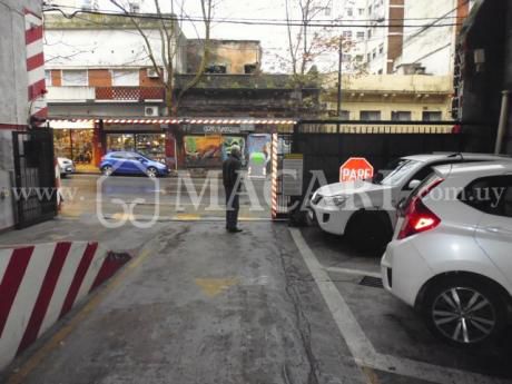 Ejido Casi Mercedes Mitad De Parking En Venta