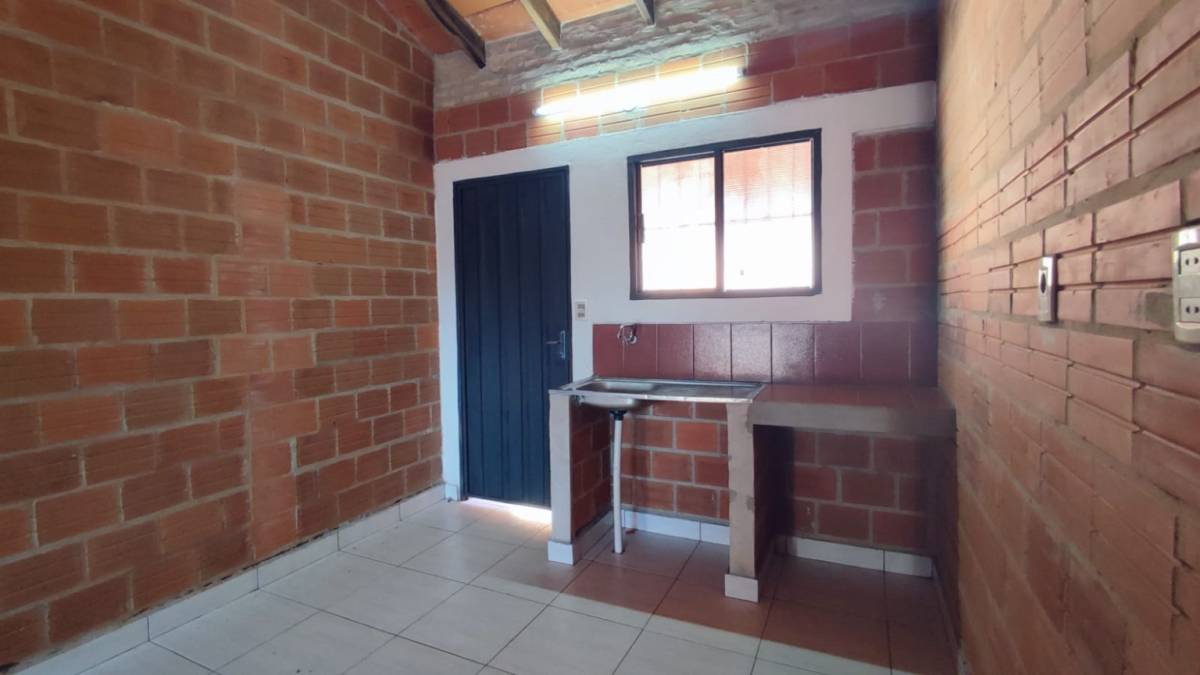 Alquilo casa 2 dormitorios zona Poder Judicial en San Lorenzo — foto 2