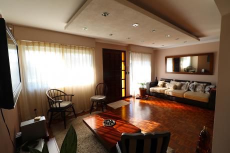 Casa De 3 Dormitorios, 2 Baños, Jardín, Patio Con Barbacoa Y Garaje