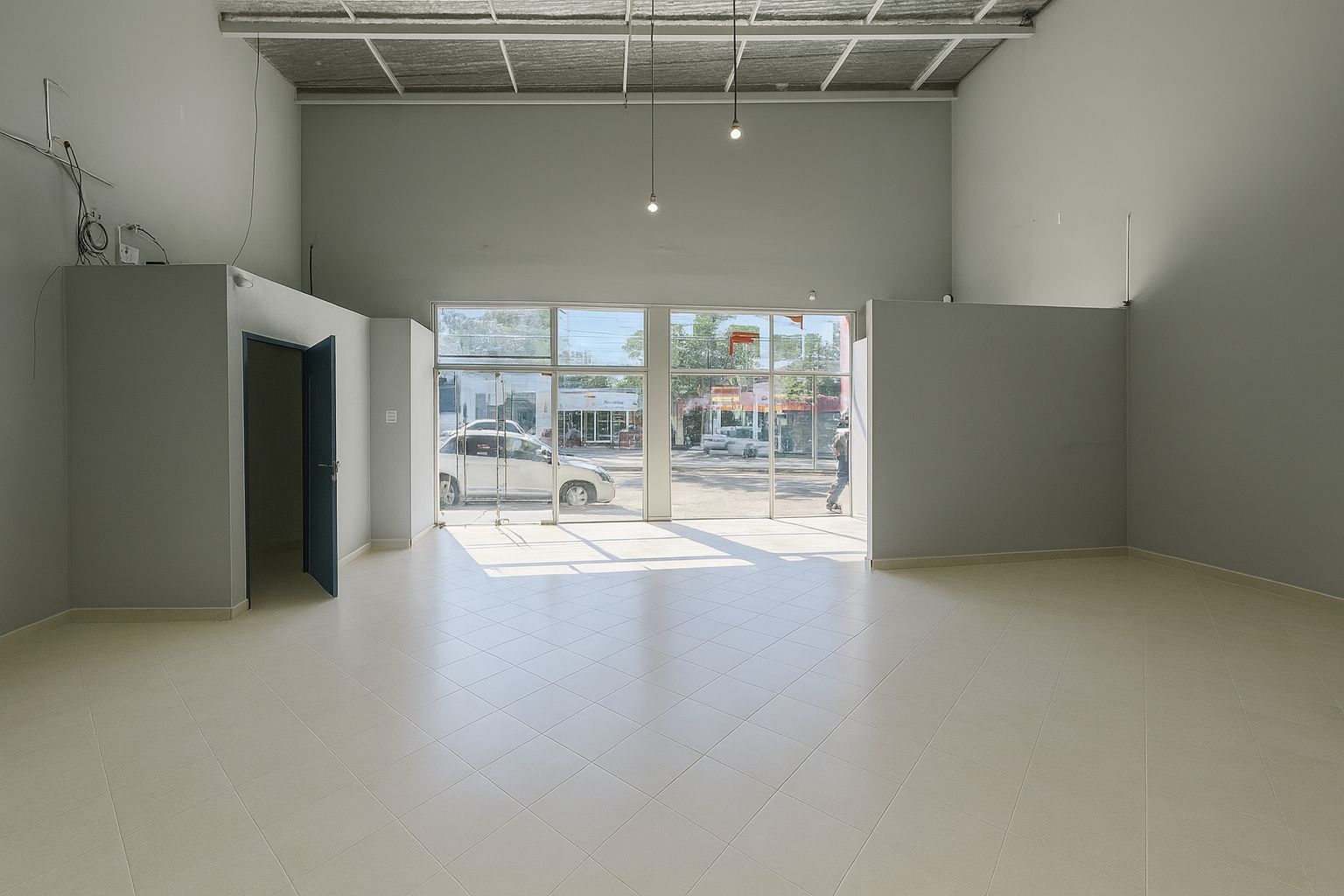 ALQUILER – SALÓN COMERCIAL EN ZONA DE ALTA DEMANDA – CIUDAD NUEVA — foto 2