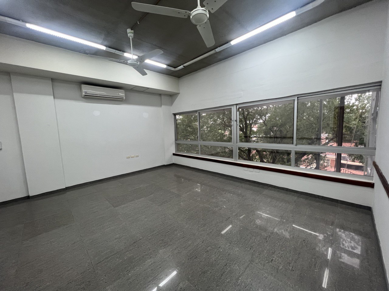 ALQUILER DE SALAS / AULAS / OFICINAS - EDIFICIO CORPORATIVO PARA UNIVERSIDAD — foto 2