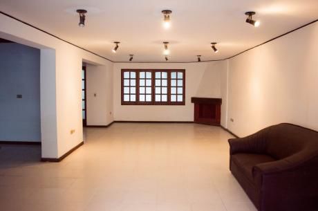 Alquilo Casa En Manorá A Cuadras Del Colegio Americano.