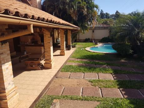 Casa En Esquina - Barrio Los Laureles*