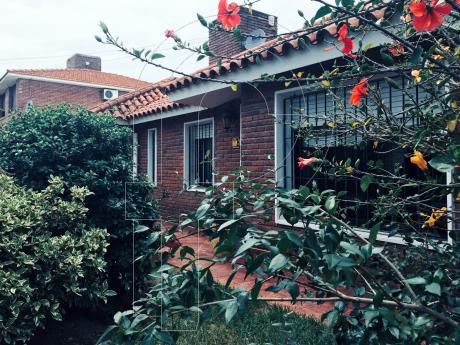 Linda Casa En Excelente Zona De Solymar