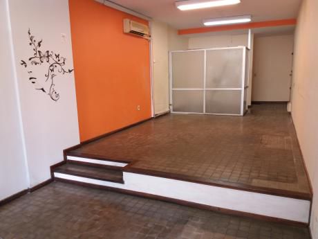 Lindo Local Con Vidriera, Al Pie De 120 Apartamentos!