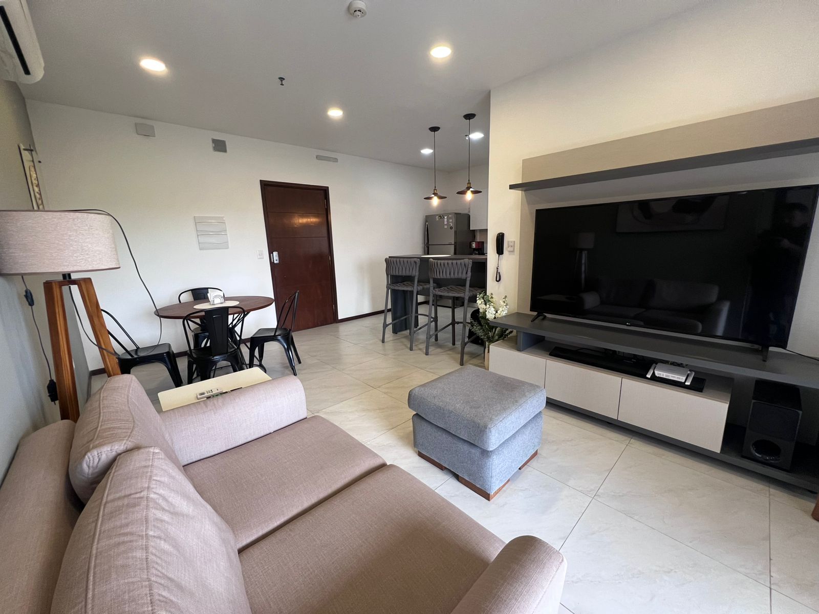 Departamento moderno totalmente amoblado en el Edificio Rembrandt – Los Laureles — foto 2