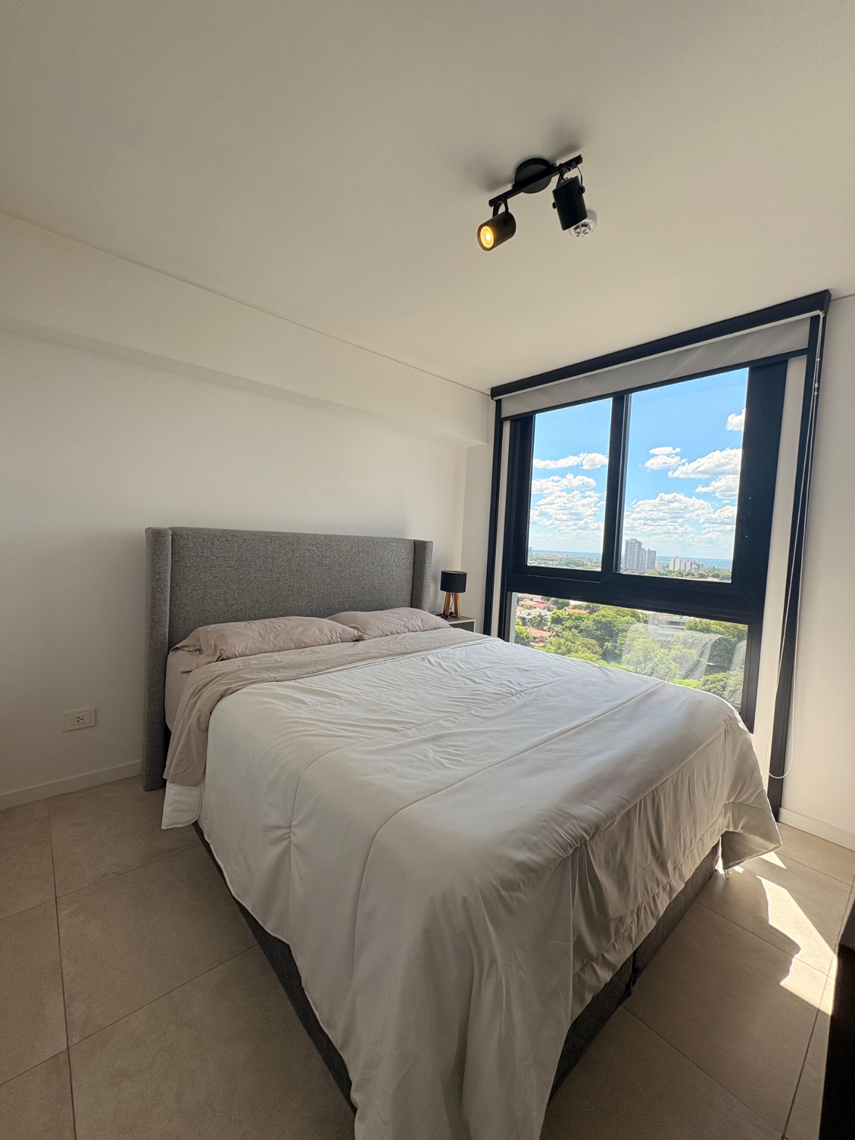 AVDA. SANTÍSIMA TRINIDAD, EN ALQUILER DEPTO DE 1 DORMITORIO AMOBLADO — foto 2