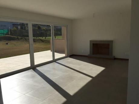 Excelente Casa De Muy Buena Construcción En Altos De La Tahona
