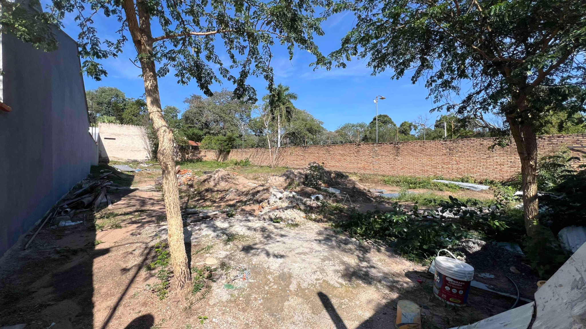 Terreno amurallado en el centro de San Bernardino — foto 2